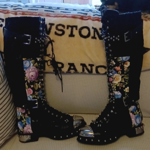 Boots - Picture 3 of 7